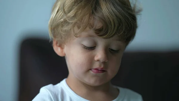 可爱的小男孩的肖像 一个金发的高加索小男孩 — 图库照片