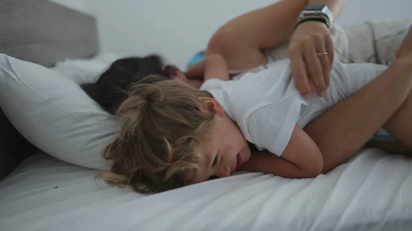 Yatağa Uzanmış Annesinin Dikkatini Çekmek Isteyen Bir Çocuk Küçük Çocuk — Stok fotoğraf