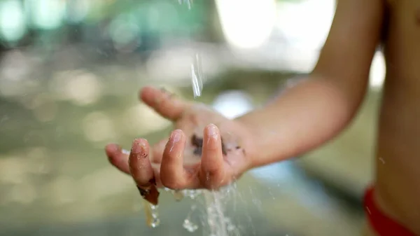 Während Des Hitzetages Waschen Sich Kinder Draußen Die Hände Erfrischendes — Stockfoto