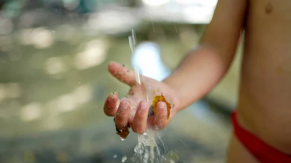 Criança Lavar Mãos Fora Durante Dia Calor Água Refrescante Durante — Fotografia de Stock