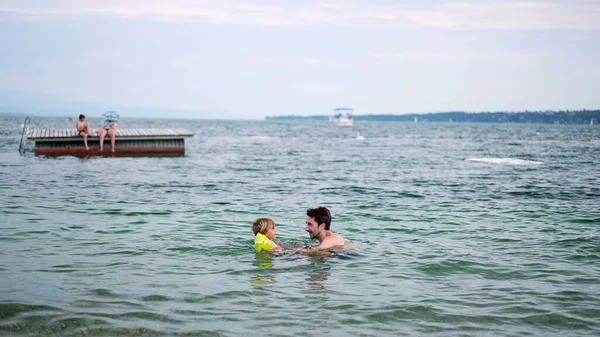 Otec Syn Spolu Plavou Pláži Vztah Mezi Tátou Dítětem Dítě — Stock fotografie