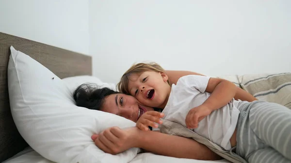 Мати Дитина Лежать Ліжку Посміхаючись Концепція Щастя Материнства Маленький Хлопчик — стокове фото