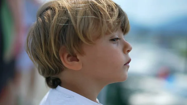Ein Meditativer Kleiner Junge Nahaufnahme Denkt Über Das Leben Nach — Stockfoto