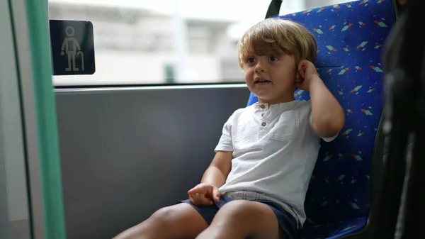 Een Kleine Jongen Zit Het Busvervoer Leuke Blonde Mannelijke Kind — Stockfoto