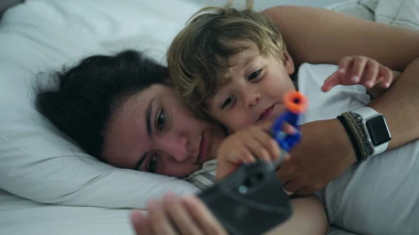 Mor Och Barn Ligger Sängen Tillsammans Tittar Smartphone Enhet Mamma — Stockfoto