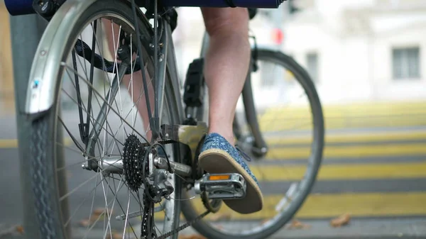 Крупним Планом Ноги Людини Сидять Велосипеді Режимі Очікування Перетнути Вулицю — стокове фото