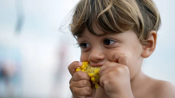 Jeden Mały Chłopiec Kukurydzianą Przekąskę Portret Twarzy Bliska Dziecko Zdrową — Zdjęcie stockowe