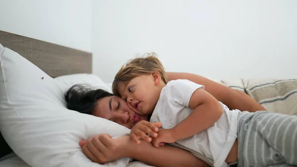 Mère Enfant Couchés Lit Souriant Bonheur Maternité Concept Mode Vie — Photo