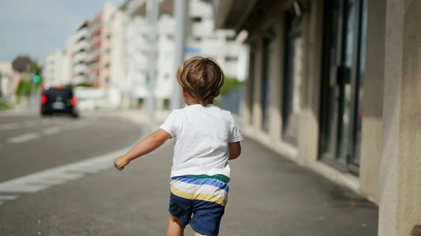 Zurück Von Einem Kind Das Draußen Auf Der Straße Läuft — Stockfoto