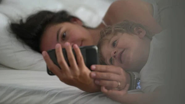 Máma Dítě Spolu Dívají Telefonní Zařízení Ležící Posteli Upřímný Rodinný — Stock fotografie