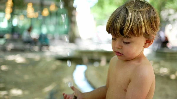 Kinderhanden Wassen Buiten Tijdens Hittedag Verfrissend Water Tijdens Zomerdag Kleine — Stockfoto