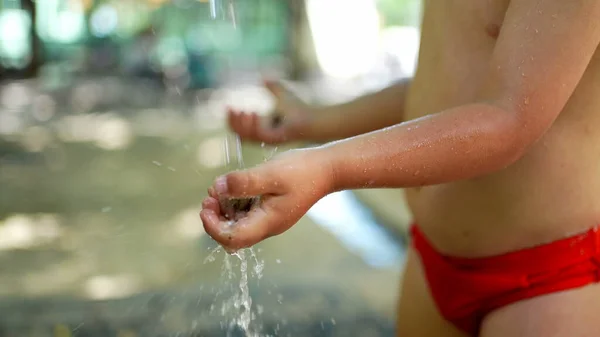 Criança Lavar Mãos Fora Durante Dia Calor Água Refrescante Durante — Fotografia de Stock