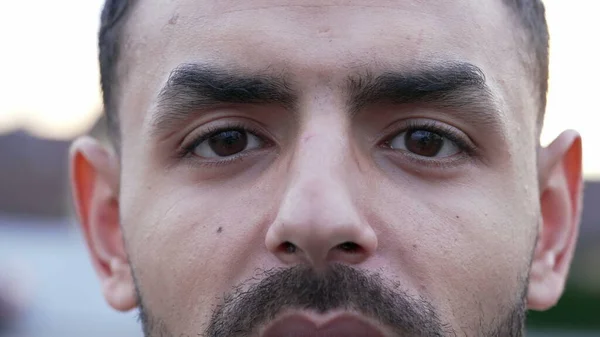 Man Från Mellanöstern Porträtterar Ögon Som Tittar Kameran Med Allvarliga — Stockfoto