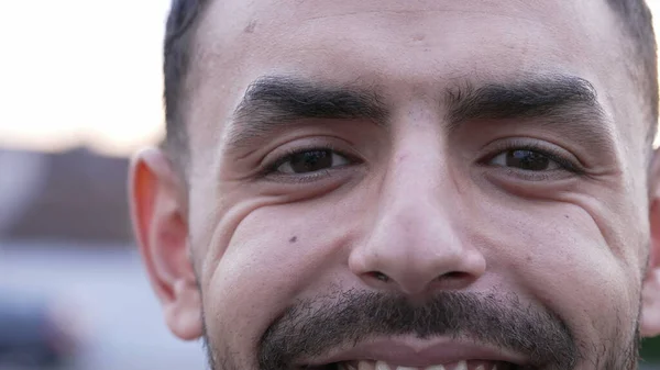 Jovem Oriente Médio Fecha Rosto Olhos Sorrindo Para Câmera Árabe — Fotografia de Stock