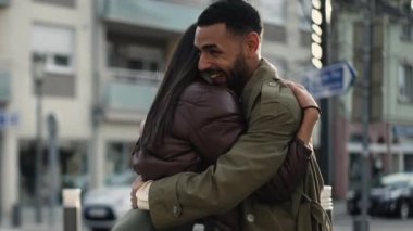 Şehir caddesinde en iyi iki arkadaş kucaklaşır. Mutlu çift şehir ortamında buluşuyor, samimi ve özgün bir hayat sürüyor.