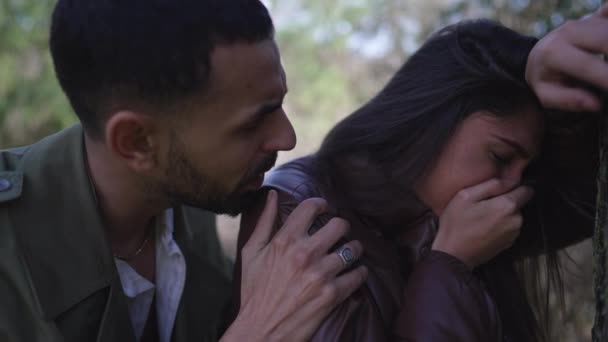 Medfølende Mandlig Partner Der Har Empati Sørgende Kæreste Mellemøstlig Arabisk – Stock-video