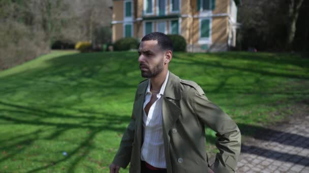 Один Впевнений Молодий Чоловік Близького Сходу Вийшов Вулицю Модному Костюмі — стокове відео