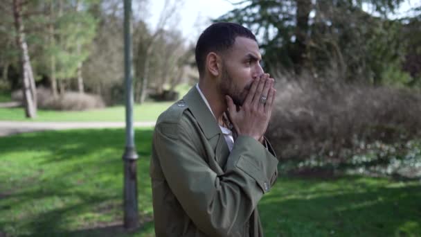 Orolig Arabisk Man Står Utanför Med Omtänksamt Uttryck Upptagen Känsla — Stockvideo