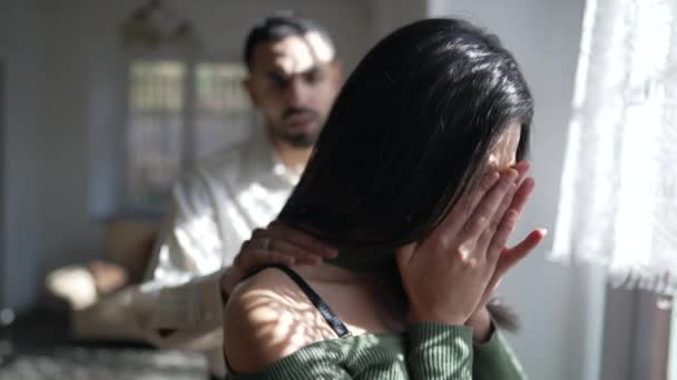 Arabski Chłopak Wyciągający Rękę Przygnębionej Dziewczyny Stojącej Przy Oknie Cierpiącej — Wideo stockowe