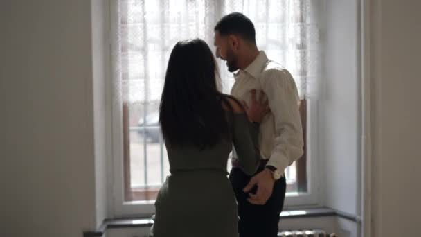 Paio Che Prendono Giro Fidanzata Spinge Abbraccia Fidanzato Modo Divertente — Video Stock