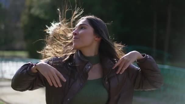 Tasasız Neşeli Genç Kadın Başarısını Parkta Bir Dansla Kutluyor Yaşlardaki — Stok video