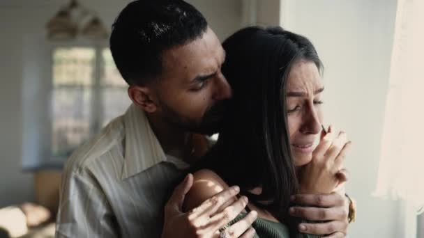 Momento Dramático Namorado Oriente Médio Consolando Triste Namorada Chorosa Chorando — Vídeo de Stock