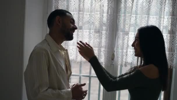Rekindling Romance Erkek Arkadaşının Şefkatli Hareketi Kız Arkadaşa Pencerenin Yanında — Stok video