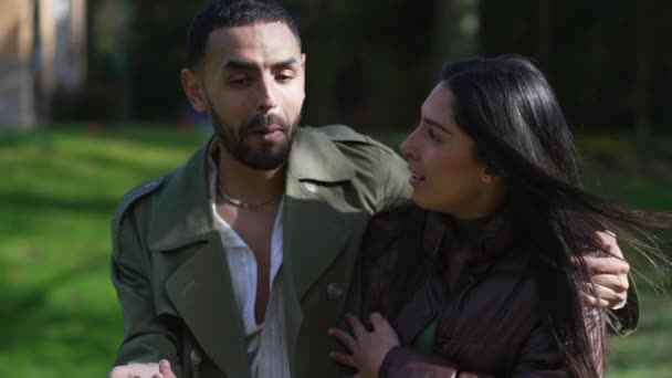 Egy Romantikus Pár Akik Kint Sétálnak Nevetve Mosolyogva Egy Arab — Stock videók