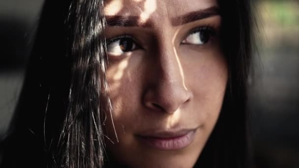 Kvinnan Närbild Ansikte Grubblande Problem Dramatisk Kontemplativ Vuxen Flicka Årsåldern — Stockvideo