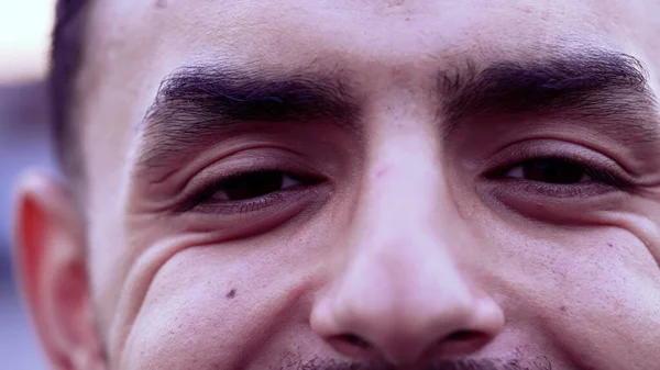 Düşünceli Genç Bir Adam Makro Gözleri Yakın Çekim Erkek Arap — Stok fotoğraf