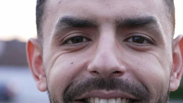 中東の若者が顔を閉じてカメラを見て笑っている しわのあるアラブ二十代男性 — ストック写真