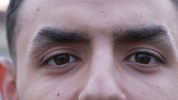 Ung Arabisk Man Från Mellanöstern Blundar För Kameran Makrouttryck Talet — Stockfoto