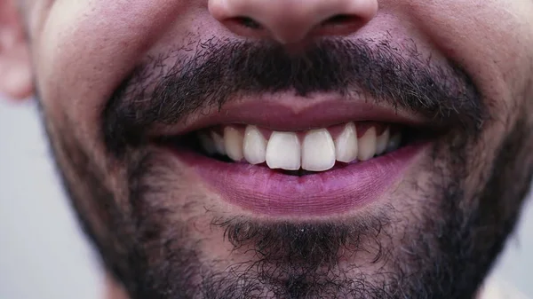 一个中东男人的宏观特写笑了 嘴巴和牙齿使一个阿拉伯男性微笑的细节更加接近 满脸胡须 表情快乐的家伙 — 图库照片