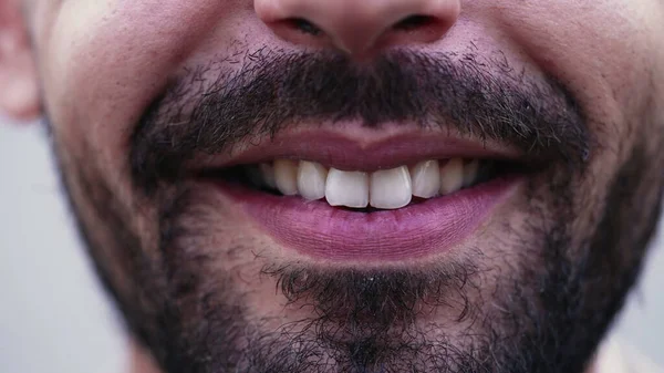 一个中东男人的宏观特写笑了 嘴巴和牙齿使一个阿拉伯男性微笑的细节更加接近 满脸胡须 表情快乐的家伙 — 图库照片