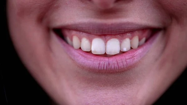 Szczęśliwa Kobieta Usta Uśmiechnięte Makro Zbliżenie Szczegóły Kobieta Osoba Usta — Zdjęcie stockowe
