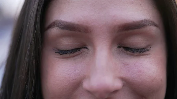 Wanita Yang Tenang Menutup Mata Dalam Meditasi Macro Closeup Perempuan — Stok Foto