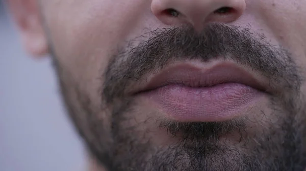 中东男人大胡子嘴唇和嘴巴的宏观特写 — 图库照片