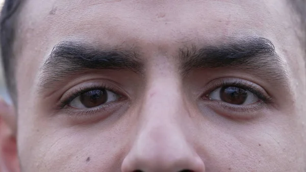 Salah Satu Pemuda Arab Timur Tengah Menutup Mata Menatap Kamera — Stok Foto
