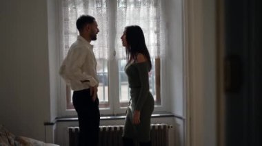 Aile içi şiddet, erkek ortağın kadını elinden itmesi. Kız arkadaşı şiddetli bir kavga sırasında erkek arkadaşına tokat atmış. Kriz halindeki ilişki