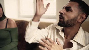 Evde dramatik bir çift sorunları tartışıyor. Genç bir adam ve kadın ilişki sorunlarını tartışıyor. Kadın stresinin üzerinde derin derin düşünen bir erkek.