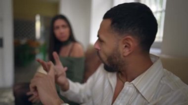 Çiftin ilişkileri hararetli bir tartışmaya dönüşüyor. Genç adam ve kadın sözlü tartışma sırasında bağırıyorlar. Eşler arasında duygusal kriz. Romantik ilişkide öfke ve hayal kırıklığı