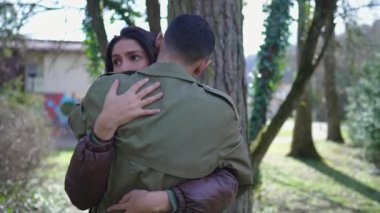 Zor zamanlarda iki empatik insan kucaklaşır. Şefkat ve desteğe sahip sevgi dolu bir ilişki.