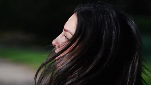 Одна Счастливая Молодая Уверенная Женщина Выходящая Парк Поворачивая Голову Сторону — стоковое видео