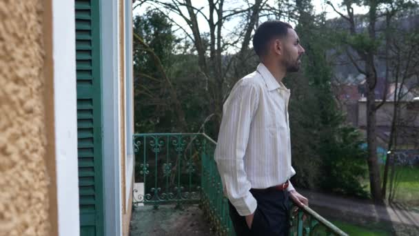Salah Satu Orang Bijaksana Berdiri Luar Balkon Dalam Pikiran Pria — Stok Video