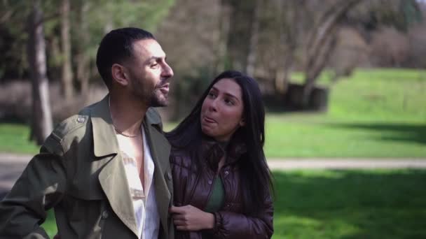 Ein Freimütiges Fröhliches Junges Arabisches Paar Das Bei Einem Spaziergang — Stockvideo