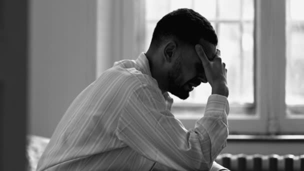 Muž Pláče Zoufalstvím Když Sedí Doma Samotě Depresivní Osoba Cítí — Stock video