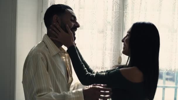 Pár Dosažení Kompromisu Diskusi Muž Objímající Ženu Líbající Čelo Šťastný — Stock video