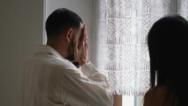 Homem Frustrado Sentindo Sobrecarregado Enquanto Namorada Grita Fundo Casal Relações — Vídeo de Stock