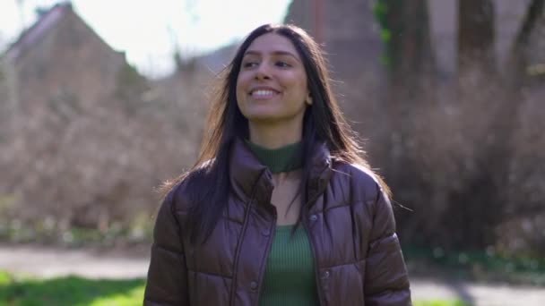 Μια Ανέμελη Νεαρή Γυναίκα Που Περπατούσε Στο Πάρκο Χαμογελώντας Στιγμιότυπο — Αρχείο Βίντεο