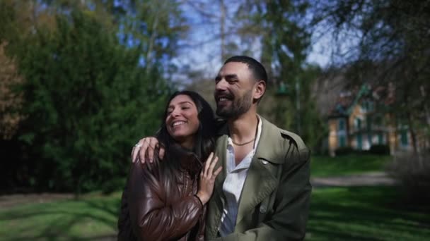 Barışçıl Bir Park Ortamında Eğlenen Romantik Çift Mutlu Erkek Arkadaş — Stok video